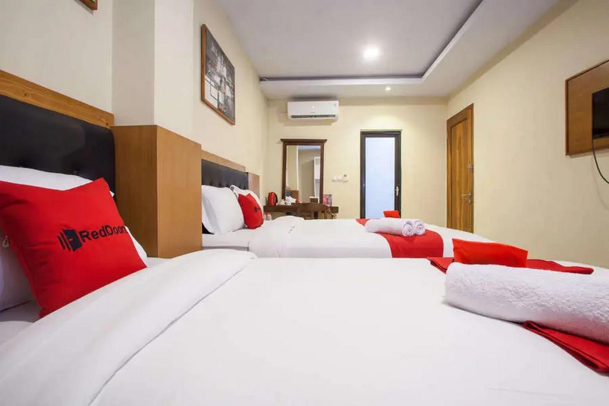 Reddoorz Premium @ Jalan Cengkeh Malang Hotel Buitenkant foto